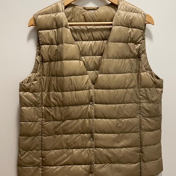 Uniqlo V-Neck Packable Puffer Vest - Picture 4 of 5